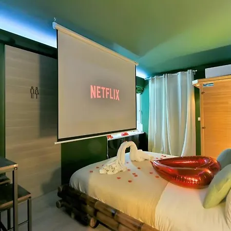 The Jungle - Jacuzzi, Sauna & Projector Appartement *