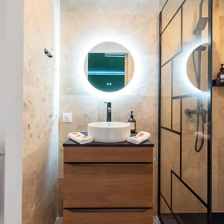 The Jungle - Jacuzzi, Sauna & Projector Appartement